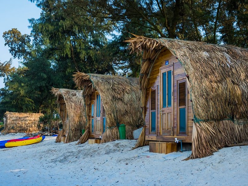 Hình ảnh: Mẫu thiết kế homestay mái lá kiểu nhà gỗ thường xuất hiện ở ven biển