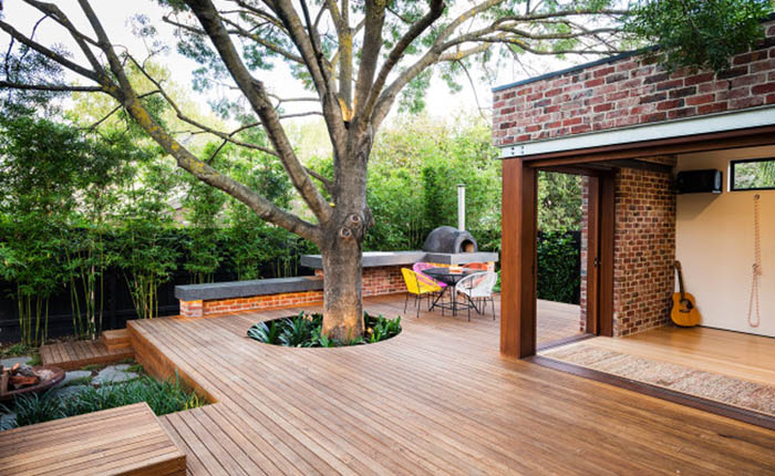 Sân vườn biệt thự mộc mạc với gỗ