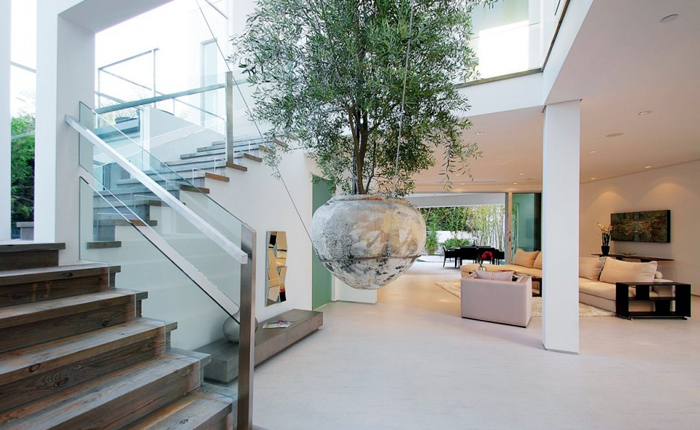 Nội thất biệt thự hiện đại độc đáo với điểm nhấn cây trồng trong chậu treo