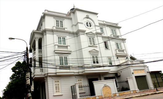 Ghé thăm biệt thự Pháp 2 mặt tiền duyên dáng vào một buổi chiều thu